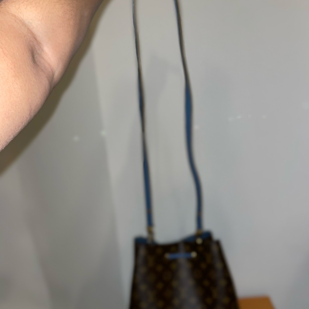 Louis Vuitton 
Authentic 
Used
Blue interior Monogram Neonoe MM shoulder bag - Picture 7 of 9